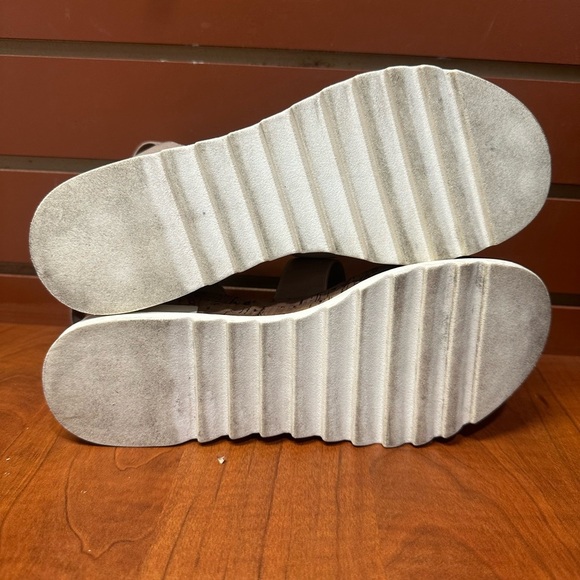 Steve Madden Beige Platform Sandals - Picture 2 of 9